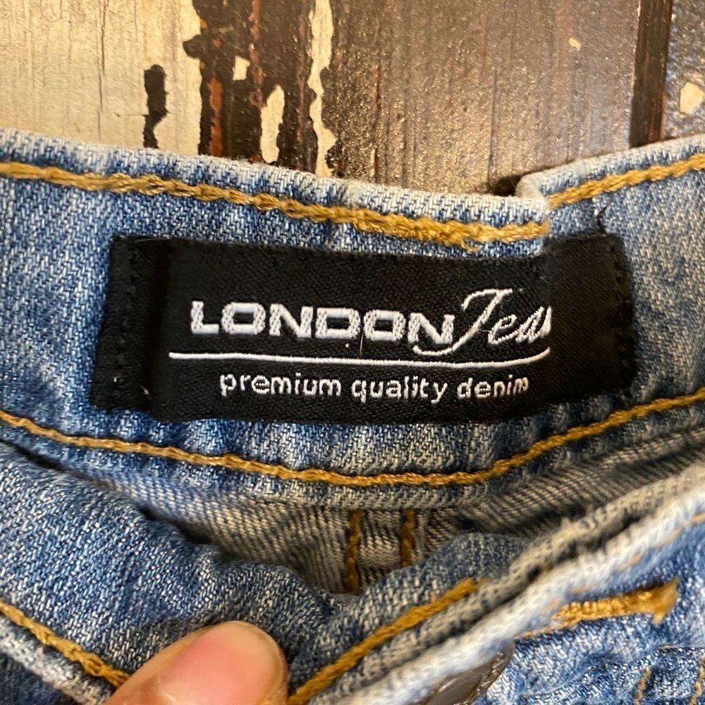 EUC distressed London jean shorts. Size 2 - Picture 3 of 9